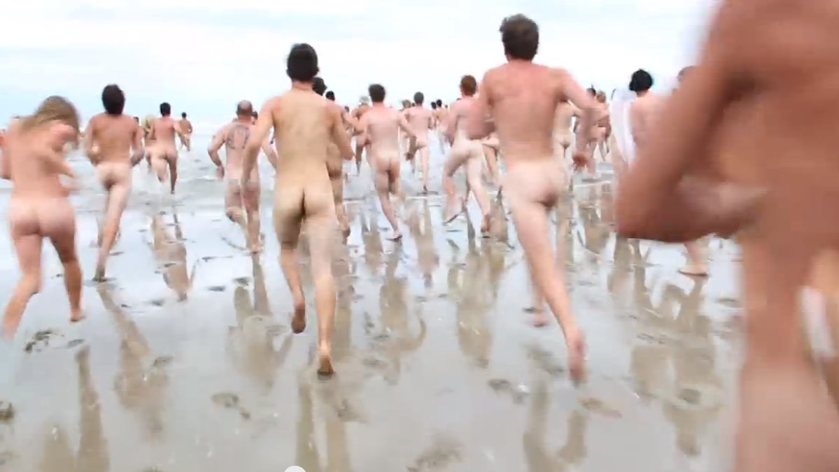 3. Världens största nakenbad ägde rum i Nya Zeeland. 745 samlades förra månaden för att samtidigt kasta kläderna. 